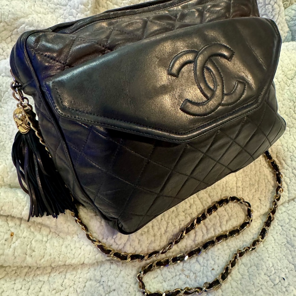 VINTAGE CHANEL Chic Black Quilted Leather Bag